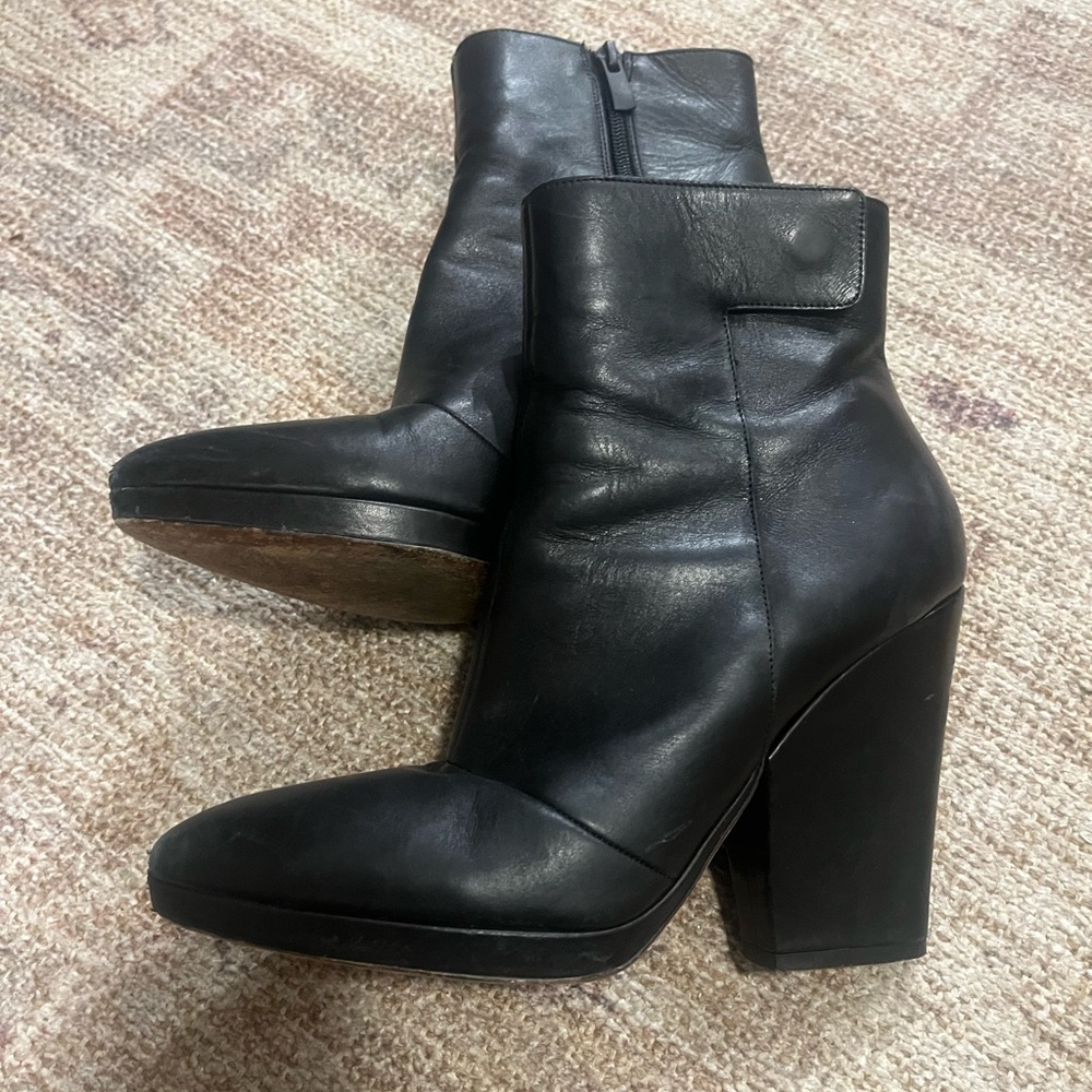 Vince Black Heeled Boots with Chunky Heel and Sleek Design